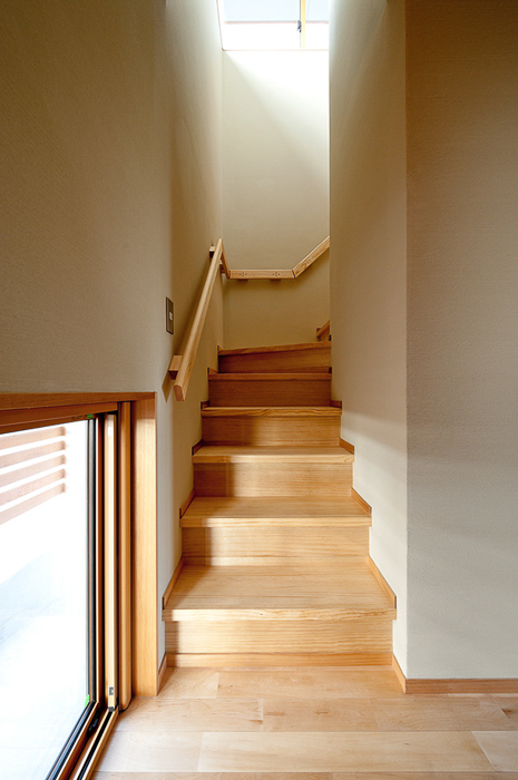 階段を見る_木製階段_ラジアータパイン_壁付け手摺_ゴールドパイン