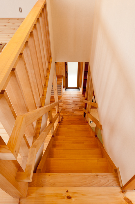 階段を見下ろす_ベイツガ_ヘムロック_木製階段_直階段_手摺_壁付け手摺