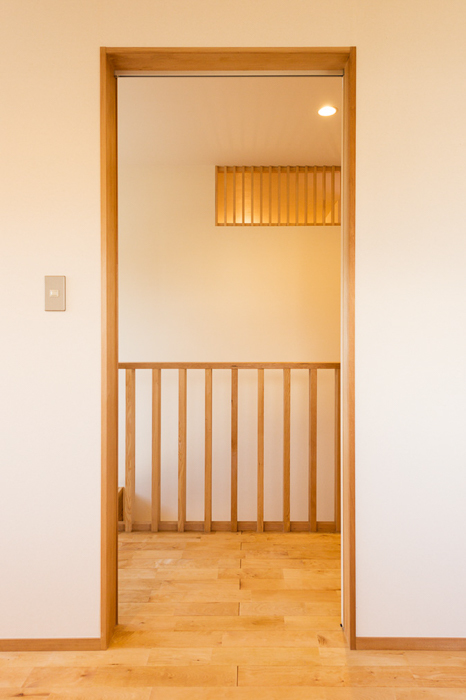 子供室から2階ホール、階段方向を見る_ベイツガ縦格子手摺
