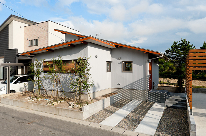 ファサード_ガルバリム鋼板小波_木製格子面格子エステックウッド_植栽_片流れ屋根