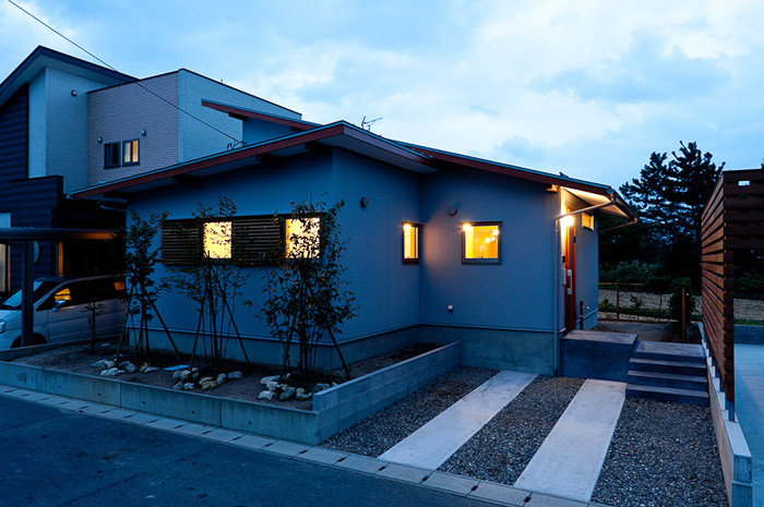 夕景ファサード_ガルバリム鋼板小波_木製格子面格子エステックウッド_植栽_片流れ屋根